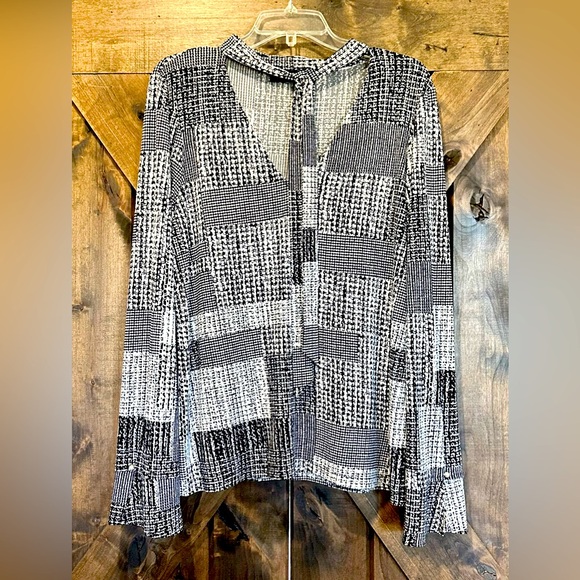 EUC Karl Lagerfeld Black & White Long Bell Sleeve Blouse - Picture 12 of 12